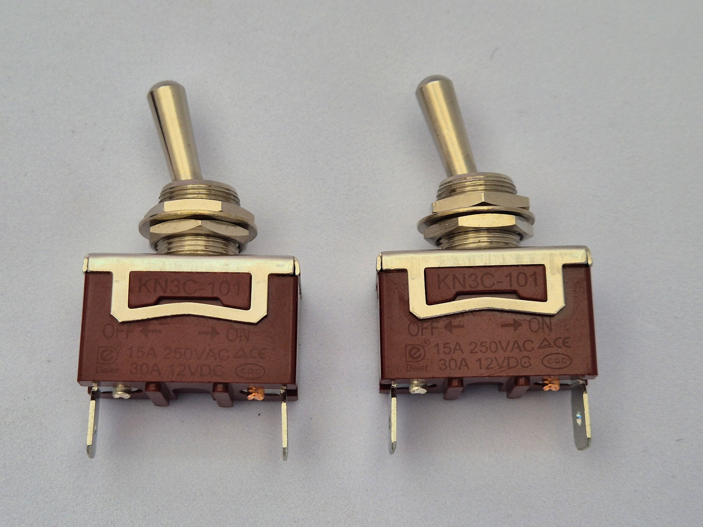 Kippschalter Ø 12 mm – 30 A / 12 V DC